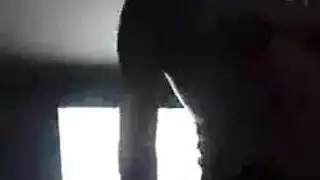 يركب أليجي ديك صخرة صلبة بينما يعتني به أفضل صديق لها.