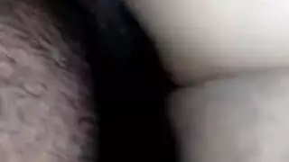 يحط زبه في كس المزة الأيرانية المربربة و يصورها وهي تتناك و تتأوه