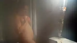زوجة لطيفة في جوارب فرك دبوس شاب أنيقة والحصول على قضيب صلب عميق أسفل الحلق في جميع الثقوب!