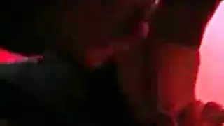 اثنين من السيدات مغرية ذات الشعر الداكن مع الثدي الكبيرة تعطي متعة رجالية قرنية.