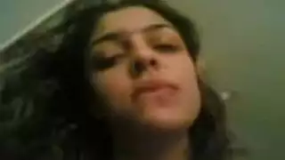 أحلى مزة مصرية وهي تدلك زب حبيبها وتدخله في كسها وهو يلعب في صدرها وآهات ساخنة جداً