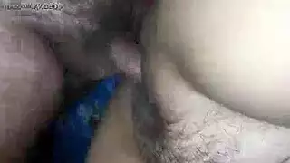 اصطدمت صديقة الروسية بقلم صديقها العضلي بينما كان أخيها لقضاء عطلة سعيدة.