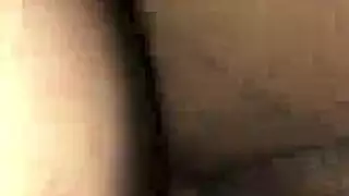 الدهون لاتينا جبهة مورو مع الثدي الضخم يفرك عصائرها الجنسية في جميع أنحاء الديك الغريب.