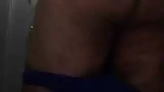 هوتي تجريد في الطبيعة وفرك ثديها الضخم
