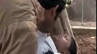 رجل مشعر مشعر يظهر قبالة قضيبه