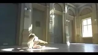 ترتدي النساء المرنات الكورسيهات الوردية ، والثونج الضخم والكورسيهات أثناء ممارسة الجنس من الخلف
