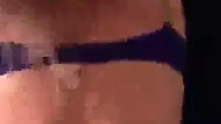 أعطت ربة منزل ناتجة كرات اللسان العميق إلى سيداتها رايلي قبل أن تملك الجنس بالبخار