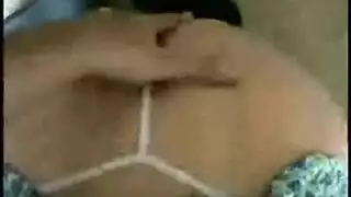 توفر المثير الجنس الفموي أثناء ارتداء ملابسها
