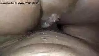 جميلة ثارينا هي الحصول على بوسها حليق تماما مليئة مع الصخور الصلبة ديك