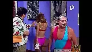 مونيكا هي امرأة سمراء حار في سن المراهقة تحب اللعب مع أباريق الحليب والجمل.