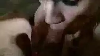 تحصل الفتاة العاهرة على مارس الجنس بشدة وتستمتع بكل ثانية من مغامرتها الجنسية